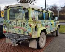 =Landrover Defender steht im Dezember 2019 in Hünfeld