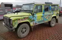 =Landrover Defender steht im Dezember 2019 in Hünfeld