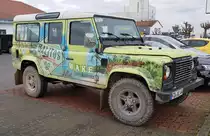 =Landrover Defender steht im Dezember 2019 in Hünfeld