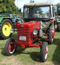 =IHC Farmall D 320, präsentiert auf dem Ausstellungsgelände in Gudensberg im Juni 2019