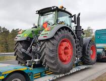 =Fendt 1042 unterwegs, auf einem Tieflader, zu seinem neuen Arbeitsplatz, 09-2019