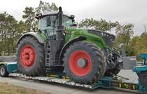 =Fendt 1042 unterwegs, auf einem Tieflader, zu seinem neuen Arbeitsplatz, 09-2019