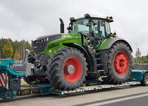 =Fendt 1042 unterwegs, auf einem Tieflader, zu seinem neuen Arbeitsplatz, 09-2019
