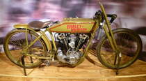 Harley Davidson, Eight Valve 1000 ohv, Baujahr 1924, Rennmaschine für Bahnrennsport(Board-Treck-Racing), 2-Zyl.Motor mit 988ccm und 50PS, kein Getriebe, keine Bremsen, Sonderausstellung im NSU-Museum, Sept.2014