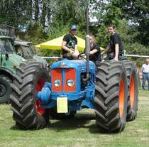 =Fordson Super Major unterwegs bei der Oldtimerausstellung in Gudensberg, Juli 2015 