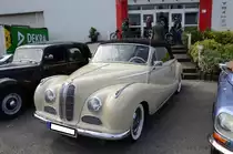 BMW 502 V8 2.6 Baur-Cabriolet aus dem Jahr 1955. Der 502 war der erste Achtzylinder-PKW der Münchener nach WW2. Er hatte das gleiche Chassis wie der BMW 501, war aber bereits mit Blinkern ausgerüstet. Während im Jahr 1955 eine BMW 502 Limousine mit einem Kaufpreis von DM 16.450,00 zu Buche schlug, betrug der Kaufpreis von einem solchen 2+2 sitzigen Baur-Cabriolet mindestens DM 20.950,00. Der V8-Motor hat in diesem Modell einen Hubraum von 2580 cm³ und leistet 100 PS. Oldtimertreffen der Oldtimerfreunde Moers im August 2017 beim Autohaus Pannenbecker.