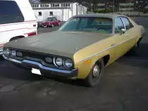 Plymouth Satellite Custom fourdoor Sedan des Modelljahres 1970. Von diesem Modell verkaufte die Plymouth Division im Modelljahr 1970 genau 30.377 Fahrzeuge. Der abgelichtete Wagen ist im Farbton sahara tan lackiert. Der Satellite war in etlichen Motorisierungen lieferbar: Sechszylinderreihenmotor mit einem Hubraum von 3680 cm³ und 147 PS, sowie folgenden V8-Motoren: 5211 cm³ und 230 PS, 6286 cm³ und 290 PS und 330 PS. Oldtimertreffen am 26.01.2020 an Mo´s Bikertreff in Krefeld.