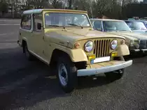 Willys Jeep Jeepster Commando HD, gebaut von 1967 bis 1973. Bei diesem Modell handelt es sich um einen Jeep mit einem längeren Radstand (256,5 cm). Angetrieben wird dieses  Arbeitstier  von einem Vierzylinderreihendieselmotor mit einem Hubraum von 2.2l und einer Leistung von 88 PS. In Europa traf man dieses Modell hauptsächlich in Spanien und Portugal an. Oldtimertreffen an Mo´s Bikertreff in Krefeld am 26.01.2020.