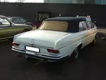 Heckansicht eines Mercedes Benz W111-3 Cabriolet. Oldtimertreffen an Mo´s Bikertreff in Krefeld am 26.01.2020.