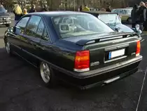 Heckansicht eines Opel Omega 3000. Der Opel Omega stand ab Oktober 1986 bei den Händlern. Er war als viertürige Limousine und als fünftüriges Kombimodell namens CarAvan lieferbar. Ab März 1987 konnte der Kunde auch das Topmodell Omega 3000 zu einem Preis ab DM 44.250,00 bestellen. Unter der Haube verrichtete, der schon aus Senator und Monza bekannte, Sechszylinderreihenmotor mit einem Hubraum von 2969 cm³ und einer Leistung von 177 PS seinen Dienst. Die Höchstgeschwindigkeit dieser Limousine gab Opel mit 227 km/h an. Oldtimertreffen an Mo´s Bikertreff in Krefeld am 26.01.2020.