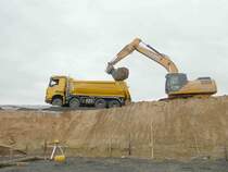 =MB Actros der Firma WEIDER steht zur Beladung auf einer Baustelle in Petersberg, 11-2019