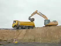 =MB Actros der Firma WEIDER steht zur Beladung auf einer Baustelle in Petersberg, 11-2019