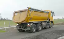 =MB Actros der Firma WEIDER kommt zur Beladung auf einer Baustelle in Petersberg, 11-2019