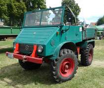 =Unimog 411, steht auf dem Ausstellungsgelände in Gudensberg im Juni 2019