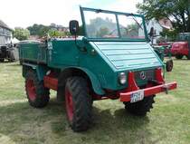=Unimog 411, steht auf dem Ausstellungsgelände in Gudensberg im Juni 2019