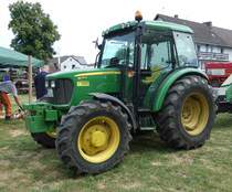 =John Deere 5075 E, steht auf dem Ausstellungsgelände in Gudensberg im Juni 2019