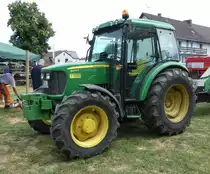 =John Deere 5075 E, steht auf dem Ausstellungsgelände in Gudensberg im Juni 2019