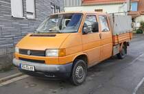 =VW T4 als Doppelkabiner mit Ladepritsche steht im Dezember 2019 in Langenleiten