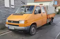 =VW T4 als Doppelkabiner mit Ladepritsche steht im Dezember 2019 in Langenleiten