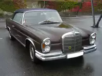 Mercedes Benz W111-3 220SE b Cabriolet, produziert von September 1961 bis Oktober 1965. Bei seinem Erscheinen stand ein solches Auto mit einem Grundpreis von DM 23.500,00 in den Preislisten der  Untertürkheimer . Angetrieben wird dieses formschöne Cabriolet von einem Sechszylinderreihenmotor, der aus einem Hubraum von 2195 cm³ eine Leistung von 120 PS erbringt. Die Höchstgeschwindigkeit wurde mit 172 km/h angegeben. Besucherparkplatz der Düsseldorfer Classic Remise im Oktober 2013.