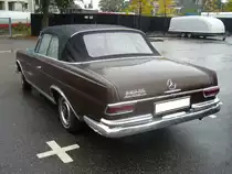 Heckansicht eines Mercedes Benz W111-3 220SE b Cabriolet. Besucherparkplatz der Düsseldorfer Classic Remise im Oktober 2013.