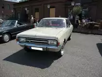 Opel Rekord C Limousine zweitürig, produziert von 1966 bis 1971. Der Rekord C konnte als 1.5l, 1.7l und 1.9l mit einem Vierzylinderreihenmotor geordert werden. Außerdem konnte der Kunde auch einen 2.2l Sechszylinderreihenmotor ordern. Insgesamt wurden von dieser Baureihe in allen Karosserievarianten 1276681 Einheiten produziert. Der abgelichtete Rekord stammt aus dem Modelljahr 1970. Oldtimertreffen an der Essener Eventzeche zu Pfingsten 2017.