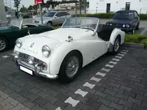Triumph TR3 im Farbton pearl white, gebaut von 1955 bis 1957. Die TR3 Roadster aus Coventry waren ein Verkaufsschlager. Der Vierzylinderreihenmotor leistet 95 PS aus einem Hubraum von 1991 cm³. Im Jahr 1957 erschien der Facegeliftete TR3A der noch bis 1962 mit der gleichen Motorisierung weiter gebaut wurde. Oldtimertreffen Kamp-Lintfort zu Pfingsten 2017.