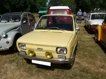 Fiat 133, gebaut bei SEAT in Spanien von 1974 bis 1980. Der 133´er wurde meines Wissens nur in Deutschland und den Benelux-Ländern als Fiat 133 verkauft. In allen anderen Ländern war es ein Seat 133. Im Grunde sieht der Wagen wie ein gewachsener Fiat 126 aus. Allerdings war der im Heck verbaute Motor jetzt ein wassergekühlter Vierzylinderreihenmotor mit einem Hubraum von 843 cm³ und leistet 34 PS. Oldtimertreffen Selfkant zu Pfingsten 2017.