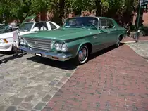 Chrysler Newport fourdoor Sedan des Modelljahres 1963 im Farbton surf green. Im Modelljahr 1963 war die Ausstattungsreihe Newport das Basismodell in der Produktpalette von Chrysler. Das Modell war als zwei- und viertürige Limousine, zweitüriges Coupe und Cabriolet, sowie als  Wagon  genanntes Kombimodell mit sechs oder neun Sitzen lieferbar. Ein solch abgelichteter fourdoor Sedan war ab US$ 3106,00 zu haben und verkaufte sich 1963 in 49.067 Einheiten. Der V8-Motor des Newport hat einen Hubraum von 5903 cm³ und war mit 265 PS oder 340 PS lieferbar. Oldtimertreffen Meldorf im Mai 2019.
