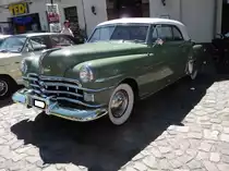 Chrysler Windsor DeLuxe Newport aus dem Modelljahr 1953 im Farbton vermont green. Im Jahr 1953 war die Modellreihe Windsor die Basisvariante im Prospekt von Chrysler. Etwas luxuriöser kam dann die Variante Windsor DeLuxe daher. Spitzenmodell dieser Baureihe war dann das gezeigte Coupe Windsor DeLuxe Newport, welches sich im Jahr 1953 5642 mal verkaufte. Der Basispreis lag bei US$ 3166,00. Die  Windsor  Modelle waren nur mit einem Sechszylinderreihenmotor lieferbar, der aus einem Hubraum von 4332 cm³ 119 PS leistet. Oldtimertreffen Meldorf im Mai 2019.
