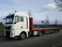 MAN TGX 18.440 mit offenem Auflieger am 31.01.2020 in Henningsdorf.