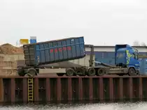 Scania R 490 am 29.01.2020 beim Übernehmen eines Absetzbehälters vom Anhänger zum Motorwagen im Hafen Wustermark.