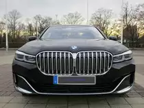 Frontansicht eines BMW 750iA xDrive im Dezember 2019 in Berlin.