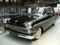 Opel Kapitän P-LV, gebaut in den Jahren 1959 bis 1963. Der Werbespruch 1959 für dieses Fahrzeug: Der beste Opel Kapitän, den es je gab! Preisgünstig, wirtschaftlich, solide, zuverlässig und dauerhaft. Der abgelichtete Kapitän entstammt dem Modelljahr 1962 und ist ein Fahrzeug mit der luxuriöseren L-Ausstattung. Ein solcher Kapitän war ab DM 10.675,00 zu haben. Angetrieben wird der Wagen von einem 6-Zylinderreihenmotor, der aus einem Hubraum von 2605 cm³ 90 PS leistet. Classic Remise Düsseldorf am 02.02.2020.
