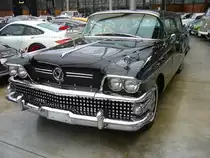 Buick Century 60 Caballero aus dem Modelljahr 1958 im Originalfarbton carlsbad black. Von diesem luxuriösen Kombimodell verkaufte die Buick Division im entsprechenden Modelljahr 4456 Fahrzeuge zu einem Preis ab US$ 3706,00. Die Century 60 Baureihe war 1958 die mittlere der fünf Modellreihen im Buick Katalog. Darunter rangierten der Super 50 und der Special 40. Darüber rangierten Roadmaster 75 und der Limited 700, die jedoch keine Kombimodelle im Programm hatten. Angetrieben wird der Buick von einem V8-Motor, der aus einem Hubraum von 5962 cm³ eine Leistung von 300 PS an die Hinterachse weiter gibt. Classic Remise Düsseldorf am 02.02.2020.  
