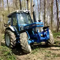 Ford 6410 beim Holzrücken im Wald in OOe, 31.03.2019