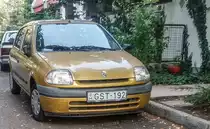 Gelber Renault Clio II. Foto: Pécs (HU), August, 2019.