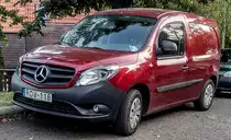 Mercedes-Benz Citan in weinrot. Foto: Pécs (HU), August, 2019.