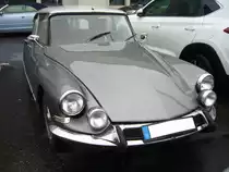 Citroen DS21, gebaut von 1965 bis 1971. Die abgelichtete DS21, noch mit der  alten mit der Front  stammt aus dem Modelljahr 1966. Der Vierzylinderreihenmotor hat einen Hubraum von 2175 cm³ und leistet 100 PS. Als Höchstgeschwindigkeit gab man am Quai de Javel 175 km/h an. Besucherparkplatz der Düsseldorfer Classic Remise am 02.02.2020.