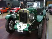 Bean 16-80 HP Super Sports aus dem Jahr 1927. Dieses Fahrzeug wurde 1927 als Chassis der Firma BEAN Cars Ltd. Tipton/Midlands (GB) an Sandford & Morgan Coachworks ausgeliefert, die es mit einer extrem leichten und sportlichen Karosserie aufbauten. Von diesem Typ wurden nur vier Fahrzeuge für Sport- und Rennveranstaltungen gebaut. Von 1986 bis 1988 wurde der Wagen von einem Spezialbetrieb in Adelaide/Australien von Grund auf restauriert. Angetrieben wird der Wagen von einem Sechszylinderreihenmotor, der aus einem Hubraum von 2972 cm³ eine Leistung von 80 PS an die Hinterachse weiter gibt. Classic Remise Düsseldorf am 02.02.2020.