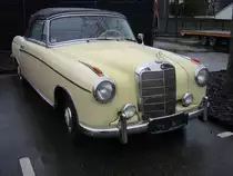 Mercedes Benz W180-2 Cabriolet, gebaut von 1956 bis 1959. Ein solches Cabriolet kostete mit einem Kaufpreis von DM 21500,00 fast doppelt so viel, wie die Limousine (DM 12500,00). Der von einem Solex-Registervergaser  befeuerte  Sechszylinderreihenmotor hat einen Hubraum von 2195 cm³ und leistet 100 PS. Besucherparkplatz der Düsseldorfer Classic Remise am 02.02.2020.