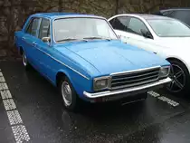 Hillman Hunter MK3 Super, produziert von 1971 bis 1977. Die ersten Hunter-Modelle standen ab 1966 bei den Händlern. Ab der Baureihe MK3 hatte das Modell eckige Frontscheinwerfer. Unter der Haube verrichtet ein Vierzylinderreihenmotor mit einem Hubraum von 1725 cm³ und einer Leistung von 61 PS seinen Dienst. Die Höchstgeschwindigkeit wurde mit 140 km/h angegeben. Besucherparkplatz der Düsseldorfer Classic Remise am 02.02.2020.
