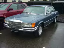 Mercedes Benz W116 E45 450SEL, produziert von 1973 bis 1980. Die Baureihe W116 stand ab September 1972 bei den Mercedes Benz Händlern. Die ersten Modelle waren der 280S und 280SE, sowie der achtzylindrige 350SE. Die S-Klasse galt als optisch und technisch sehr gelungen. Ab März 1973 kamen dann die neuen Spitzenmodelle 450SE und 450 SEL (mit längerem Radstand) auf den Markt. Bei seinem Erscheinen kostete ein solches Auto mindestens DM 38.600,00. Der V8-Motor des 450SEL leistet 225 PS aus einem Hubraum von 4520 cm³. Besucherparkplatz der Düsseldorfer Classic Remise am 02.02.2020. 