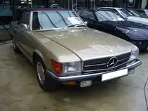 Mercedes Benz R107 450SL. Als 350SL kam der Nachfolger des  Pagode-Mercedes W113  kam die Baureihe R107 im April 1971 auf den Markt. Die Motorenpalette wurde ständig erweitert, so das im März 1973 das neue  Spitzenmodell  450SL auf den Markt kam. Somit gehört der gezeigte 450SL im Farbton champagnermetallic mit seiner Erstzulassung im Juli 1973, zu den ganz frühen Modellen dieser Baureihe. Der Grundpreis für ein solches Auto lag im Februar 1974 bei DM 36.600,00. Der V8-Motor hat einen Hubraum von 4520,00 cm³ und leistet 225 PS. Die Höchstgeschwindigkeit wurde vom Werk mit 218 km/h angegeben. Classic Remise Düsseldorf am 02.02.2020.