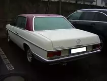 Heckansicht eines Mercedes Benz W114 250CE Coupe, gebaut von 1968 bis 1972. Von diesem Modell verkaufte Mercedes Benz während der fünfjährigen Produktionszeit 21.787 Autos. Der Basispreis lag bei DM 17.710,00. Motorisiertist das Coupe mit einem Sechszylinderreihenmotor, der aus einem Hubraum von 2496 cm³ 150 PS leistet. Die Höchstgeschwindigkeit gaben die Untertürkheimer mit 195 km/h bei einem Verbrauch von 16 Litern Superbenzin auf 100 Kilometern an. Besucherparkplatz der Düsseldorfer Classic Remise.