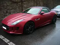 Jaguar F Type Cabriolet im Farbton spectral racing red. Das Modell F Type wurde im Jahr 2012 auf dem Pariser Autosalon vorgestellt. Anfangs war das Modell nur als Cabriolet lieferbar. Ab 2014 konnte dann auch eine Coupeversion bestellt werden. Das Auto kann mit etlichen Motorisierungen bestellt werden. Diese Varianten reichen vom aufgeladenen Vierzylinderreihenmotor mit ca. 300 PS bis zum V8-Motor mit 5.0l Motor und 575 PS. Besucherparkplatz der Düsseldorfer Classic Remise am 02.02.2020.