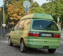Grüner VW Sharan mit passender Dachbox, fotografiert in Pécs (Ungarn), September, 2019.