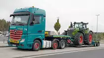 =MB Actros-Sattelzug transportiert einen neuen Fendt 1042, 09-2019