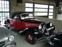 Ein Klassiker par excellence. Citroen 11CV Cabriolet aus dem Modelljahr 1952. Über den Traction Avant ist bereits so viel geschrieben worden, dass ich hier nur noch die technischen Daten ergänze. Der Vierzylinderreihenmotor hat einen Hubraum von 1911 cm³ und treibt mit seinen 56 PS die Vorderräder an (Traction Avant). Classic Remise Düsseldorf am 02.02.2020.