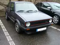 VW Golf 1 MK2 GTI aus dem Modelljahr 1983. Dieser GTI, wird von einem wassergekühlten, Vierzylinderreihenmotor angetrieben, der aus einem Hubraum von 1781 cm³ eine Leistung von 112 PS an die Vorderräder bringt. Besucherparkplatz der Classic Remise Düsseldorf am 02.02.2020.